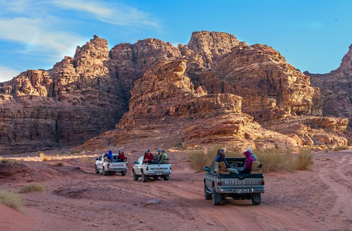 Jeeps in der Wüste von Jordanien