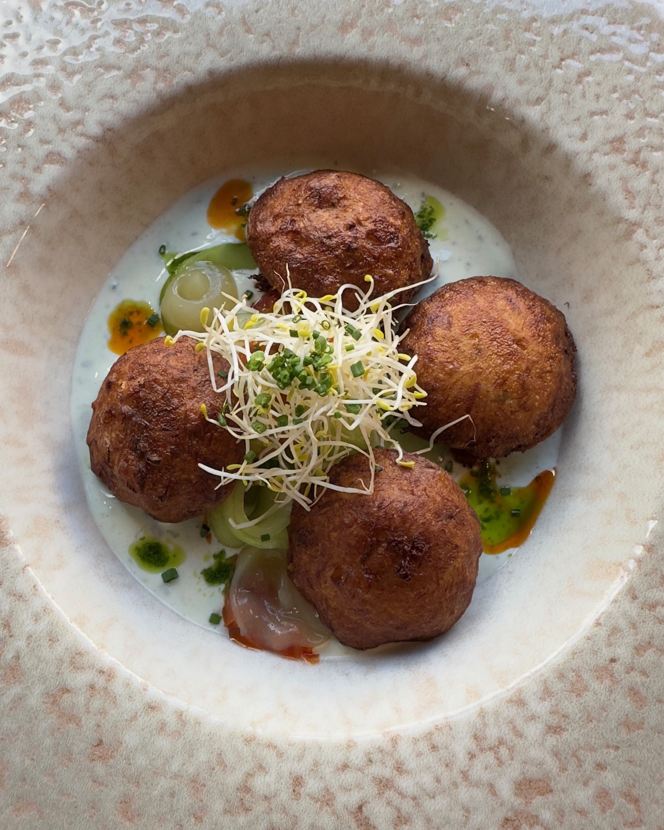 Mallorca im Sommer: Die Kulinarik der Insel ist locker und leicht, perfekt für die heiße Hochsaison. Hier: Kabeljaubällchen