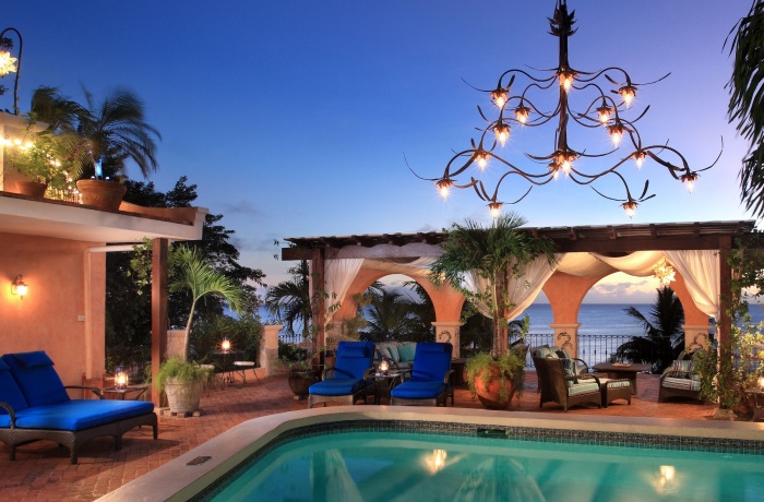 Der romantische Swimmingpool und das Sonnendeck des kleinen Luxushotels Little Arches