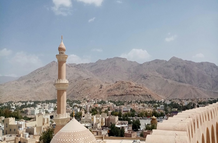 Die Stadt Nizwa vor der Berglandschaft