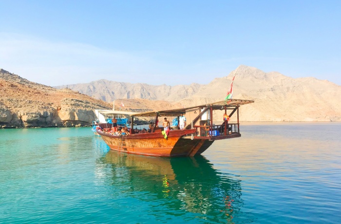 Dhau-Bootstour entlang der Fjordküste im Oman