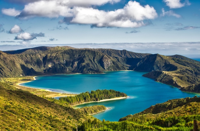 Erhöhte Aussicht über einen See auf den Azoren