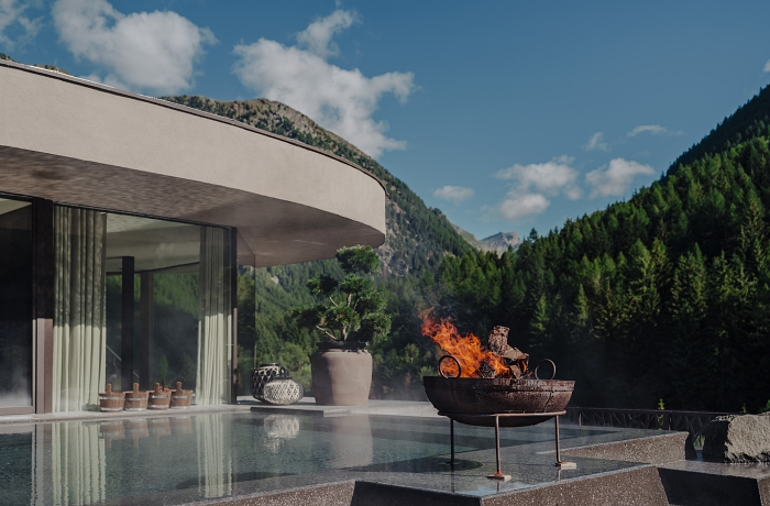 Der neue Onsen Pool mit Feuerschale und Blick auf die umliegende Bergwelt