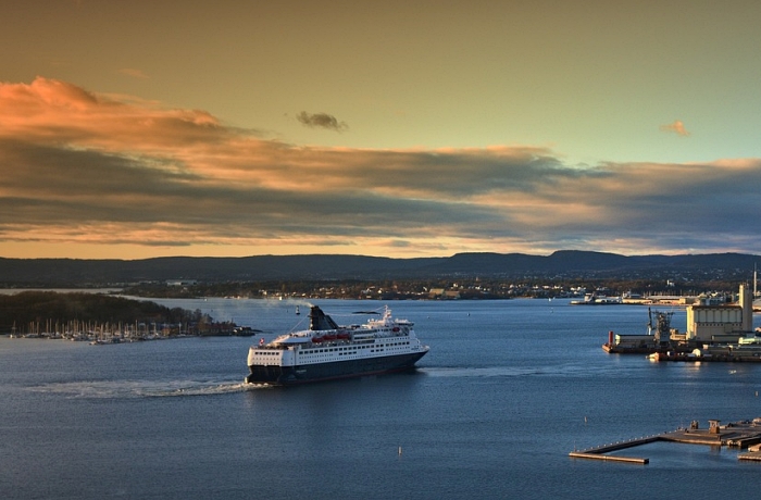 Ein Fjordkreuzfahrtschiff fährt in Richtung Oslo