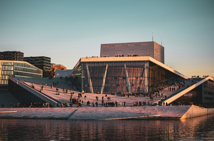 Blick auf das Osloer Opernhaus mit der Bibliothek Deichman