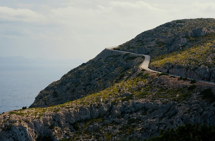Malerische Küstenstraße auf der Baleareninsel Mallorca – ein Haltepunkt unseres Roadtrips.