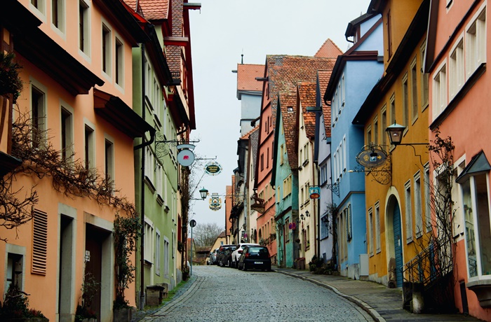 Eine Altstadtgasse in Rothenburg ob der Tauber