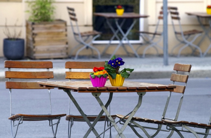 Straßencafé mit Blumenschmuck, ein perfektes Ziel für die Städtereise über Ostern