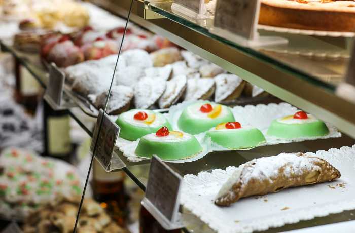 Sizilien-Geheimtipp ist auch die Kulinarik – wie diese Süßwaren in der Vitrine einer Konditorei