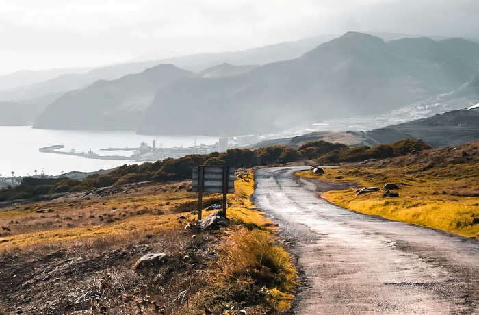 Landstraße mit Blick über das Meer und die Berge auf den Azoren