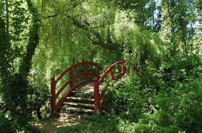 Brücke über einen kleinen Bach im Schlosspark Dennelohe