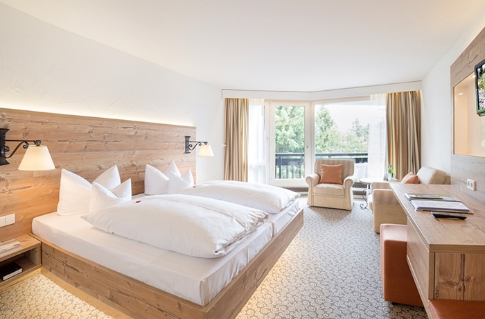 Die Zimmer und Suiten im Hotel 4 Jahreszeiten am Schluchsee punkten mit viel Gemütlichkeit.